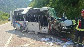 "Telo mi je ostalo u autobusu, a glava mi je visila kroz prozor": Ispovest devojčice (14) posle stravične nesreće u Crnoj Gori, njen drug u komi