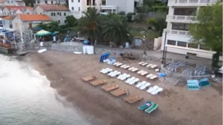 Ljudi gledaju i ne veruju! Doneo stvar iz dnevne sobe da rezerviše mesto na plaži (VIDEO)