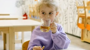 Da li deca treba da piju tople napitke tokom letnjih vrućina?