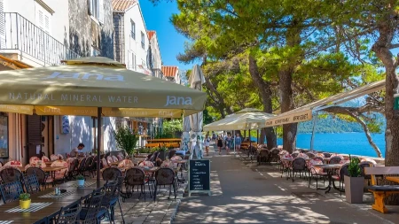Zaboravite na gužvu - skrivena među maslinjacima i vinogradima, ova plaža izgleda kao scena iz filma