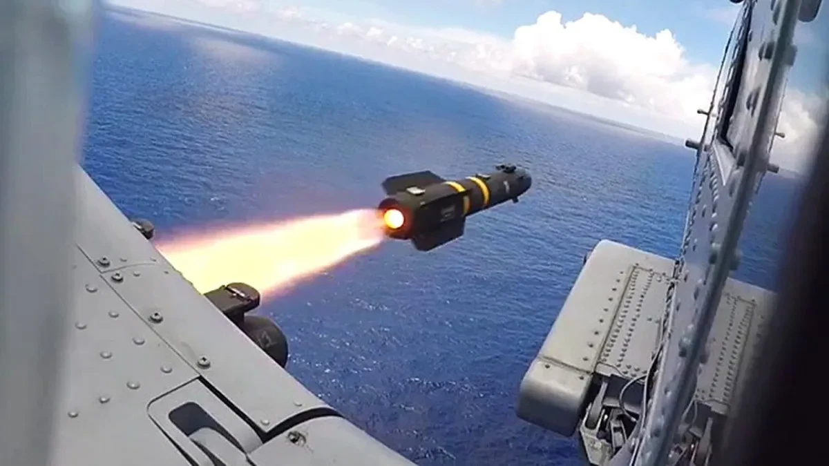 Pljušti vatra! SAD ispalile rakete "Helfajer" na tanker u Ormuskom moreuzu (VIDEO)
