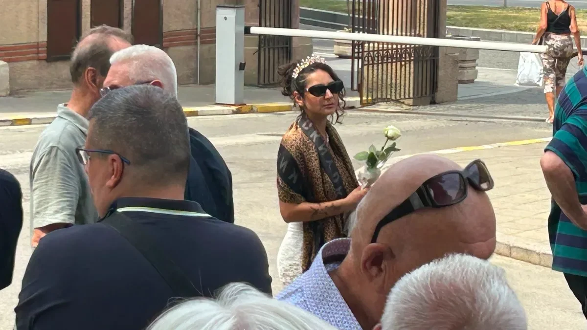 Bizarna scena na sahrani Andrije Bajića! Sa krunom na glavi i sva u belom došla na groblje, prisutni zgroženi