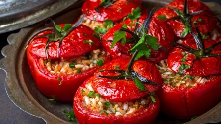 Zaboravite klasičan punjeni paradajz - ovaj grčki recept je sočniji, lakši i pravi letnji hit