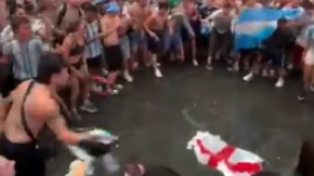 Argentinci pljuvali i gazili zastavu Engleske! Ružne i skandalozne scene posle polufinala Svetskog prvenstva (VIDEO)