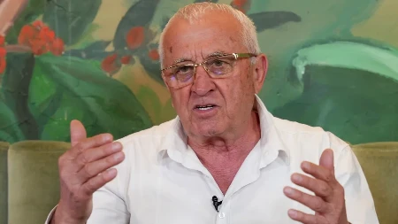 "Nosićeš duplu crninu"! Drama na sahrani Andrije Bajića: Pevač vikao na koleginicu ispred kapele