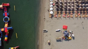 Na ovoj grčkoj plaži ležaljka, suncobran, voda, piće i slatkiš koštaju 3 evra! Objavljen detaljan cenovnik za sva letovališta