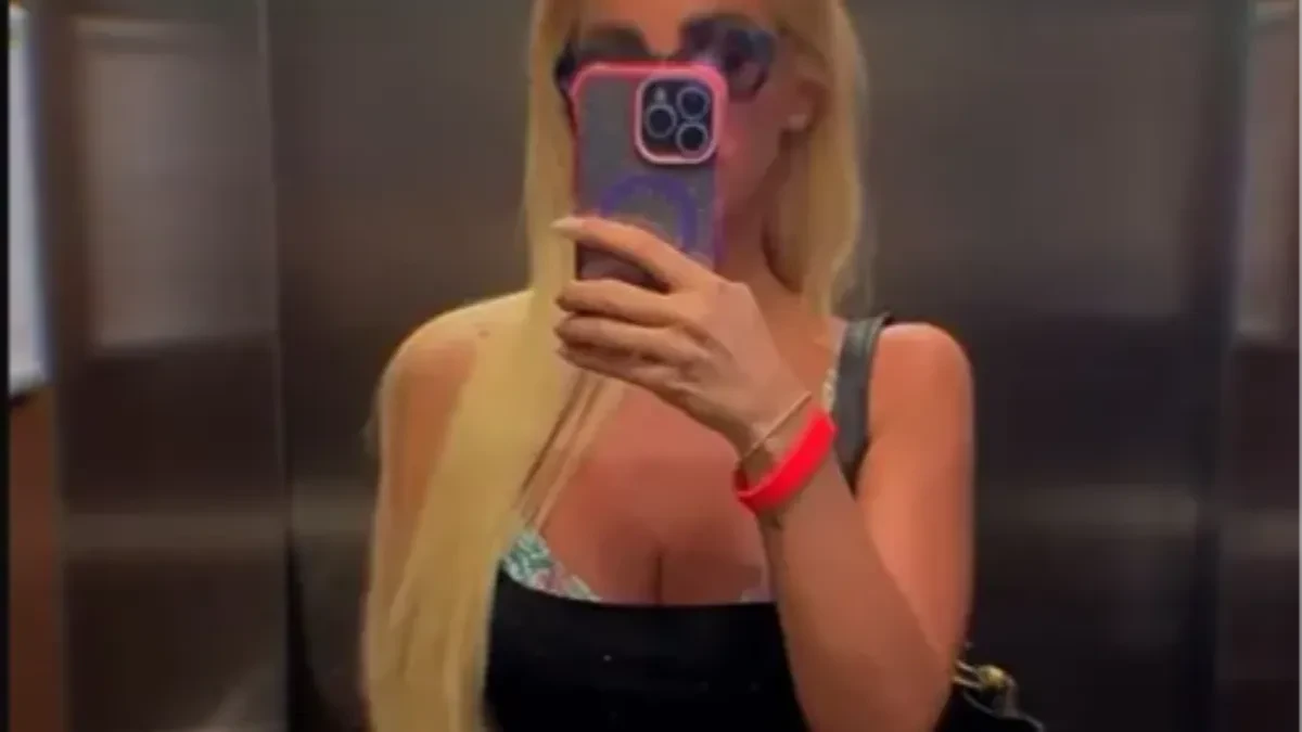 Naša voditeljka bezobrazno pozirala u liftu, a čipkasti kupaći viri ispod crne haljine (FOTO)