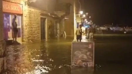 Jeziv prirodni fenomen na Hvaru naterao turiste u beg! Poplavljene ulice, brodovi zarobljeni (VIDEO)