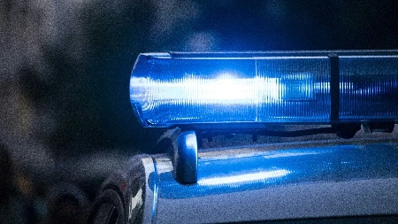 Težak udes u Jajincima: Automobil završio u kanalu pored puta, ima povređenih
