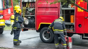 Cureo gas u zgradi, vatrogasci pod maskama upali u stan: Hitno evakuisani stanari!