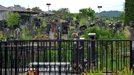 Upao u grob sa pajserom! Bivši radnik Mokroluškog groblja uhvaćen dok je krao nakit i zlatne zube pokojnika
