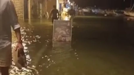 Ljudi bežali pred meteorološkim fenomenom: More do kolena, brodovi na suvom! (VIDEO)