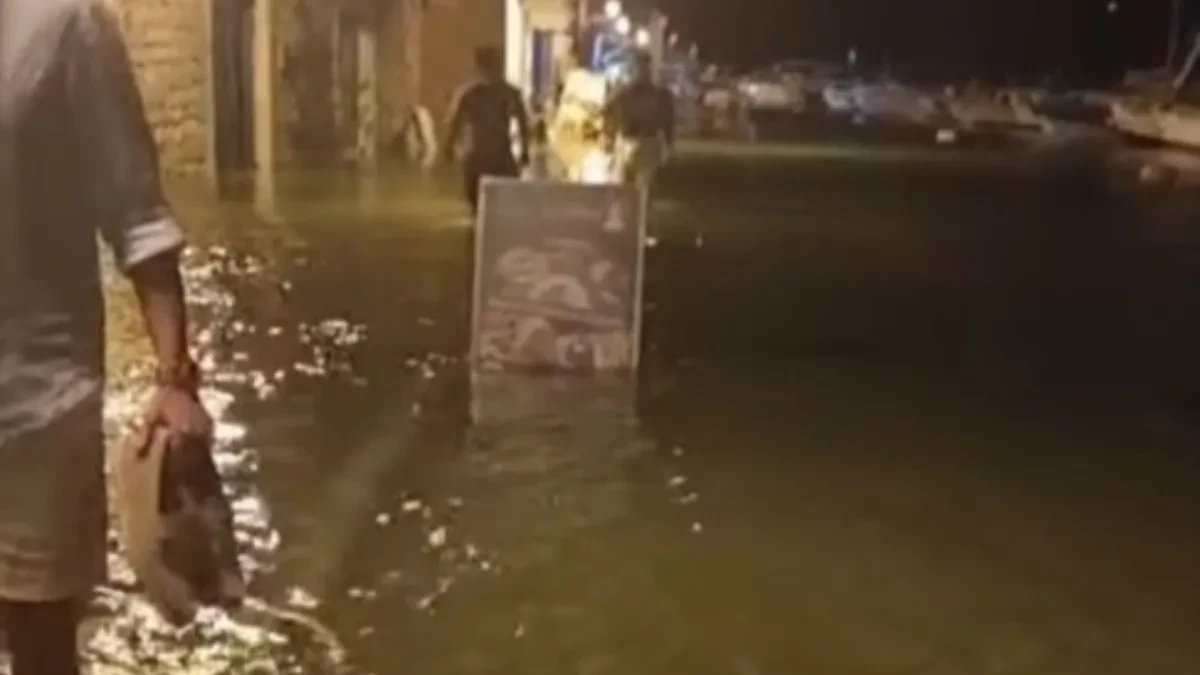 Ljudi bežali pred meteorološkim fenomenom: More do kolena, brodovi na suvom! (VIDEO)
