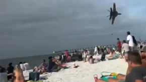 Panika na plaži! Borbeni avion preleteo tik iznad kupača: "Mislili smo da će nas pokositi!" (VIDEO)
