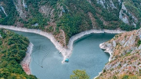 Ne treba vam pasoš za ovakav odmor - kristalno čista voda, vožnja čamcem i ručak za manje od 2.500 dinara, sve to u Srbiji