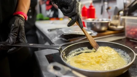 Dodajte ovo u jaja i kajgana će biti kao iz restorana - trik koji oduševljava kuvare