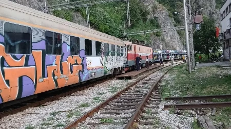 Voz Beograd–Bar satima zarobljen u kanjonu Morače: Sumnja se da je grom izazvao kvar