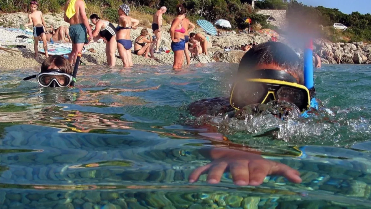 Opasnost vreba na hrvatskim plažama: Zarazna infekcija kože brzo se širi među decom!