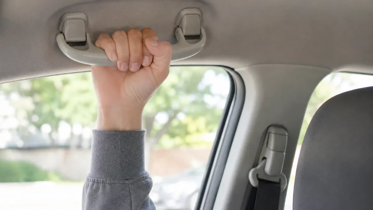 99% vozača nema pojma čemu zapravo služe ove ručke u automobilu: Godinama ih koriste potpuno pogrešno