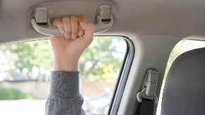 99% vozača nema pojma čemu zapravo služe ove ručke u automobilu: Godinama ih koriste potpuno pogrešno