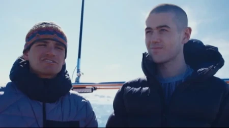 Pravo ludilo na kraju sveta: Bacili se sa ledene litice od 20 metara, jedan pogrešan potez bio bi koban (Video)