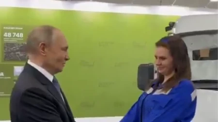 Putina je ova devojka impresionirala: Trenutak kada ju je zagrlio (VIDEO)
