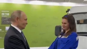 Putina je ova devojka impresionirala: Trenutak kada ju je zagrlio (VIDEO)