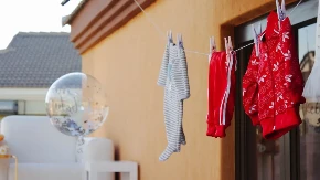 Koji materijal je najbolji za odeću za bebu? Vodič za roditelje pri izboru najzdravijih tkanina