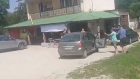 Srpski povratnici napadnuti kod Sanskog mosta! Jezivi snimci i poruke: "Tebe treba ubiti"