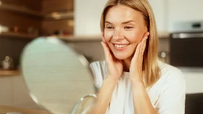 Žene se kunu u mešavinu 2 sastojka za lepu kožu: Novi beauty hit za svež i odmoran izgled