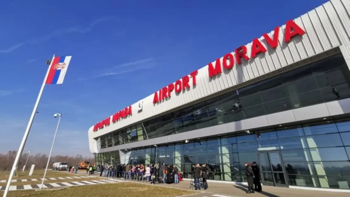 Drama na nebu iznad Šumadije: Avion iz Soluna zbog jakog nevremena nije mogao da sleti u Lađevce - hitno preusmeren u Beograd