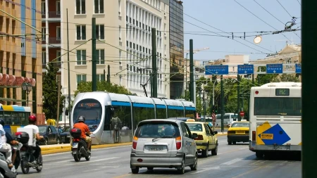 Jeziva scena na ulici u Grčkoj: Ljudi zapanjeno gledali motociklistu koji je opušteno vozio motor - na kacigi je imao ogromnu zmiju