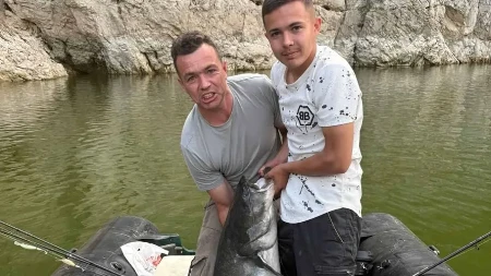 Borba je trajala skoro sat vremena! Otac i sin ulovili gorostasa od 45 kila na Sjeničkom jezeru (FOTO)