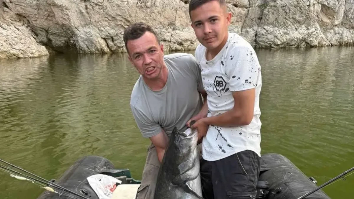 Borba je trajala skoro sat vremena! Otac i sin ulovili gorostasa od 45 kila na Sjeničkom jezeru (FOTO)