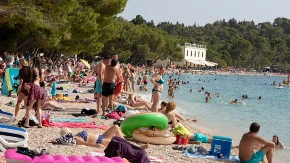 Jedan izgura celo letovanje: Stručnjaci pojasnili da li treba prati peškir za plažu kada smo na moru