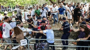 Demonstranti gađali poslanike jajima i brašnom: Haos ispred Parlamenta u Tirani, reagovala policija