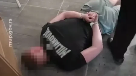 Klinac pao dok je prodavao drogu vršnjaku, u stanu krio stotine paketića i gomilu deviza