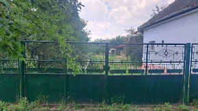 Kuća sa 30 ari placa prodaje se za samo 13.500 evra! Ima struju, vodu, gas i kupatilo