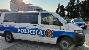 Haos u Rožajama: Dečaci ukrali automobil, pa se zakucali u drvo!