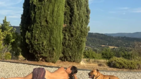 Ćerka Verice Rakočević kao od majke rođena! Skinula se pored bazena, a zadnjicu prekrila samo peškirom (FOTO)