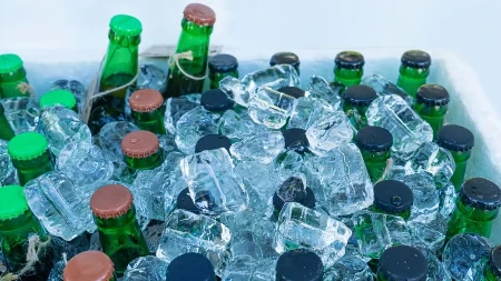 Ovaj trik hladi piće brže od frižidera! Uz sastojak iz kuhinje biće ledeno za 5 minuta