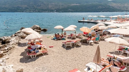 Besplatne ležaljke, ali ne za sve - nova pravila na crnogorskim plažama izazvala buru