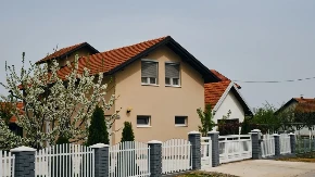 Tražila je staru kuću na Gugl mapama, pa ugledala nešto neverovatno: Prizor ju je rasplakao