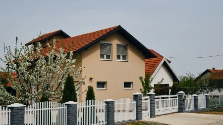 Tražila je staru kuću na Gugl mapama, pa ugledala nešto neverovatno: Prizor ju je rasplakao