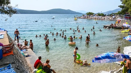 Jadran za svačiji džep - smeštaj od 35 evra, kafa evro, a ćevapi pet
