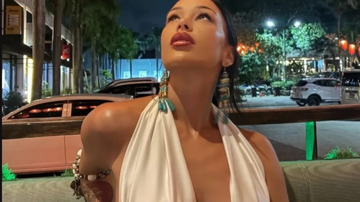 Elena Kitić objavila sliku iz spavaće sobe! Pevačica provocira u kimonu, a komentari na mrežama se samo nižu (FOTO)