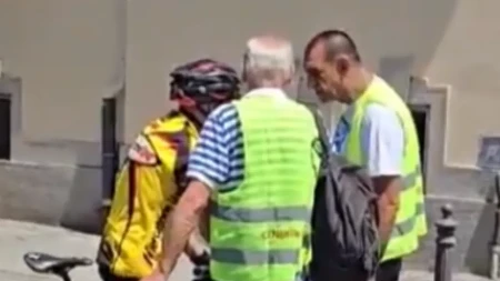 "Usta te j...m mrtva!" Jezivo! Gledajte životinju kako kidiše na starca, nisu mu dali da prođe! (VIDEO)