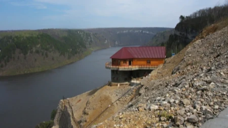 "Leti kuća, sad će doći i Hari Poter sa metlom…" Snimak sa drinske regate postao je svetski hit!