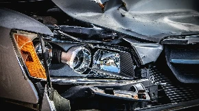 Muškarac ostao zaglavljen u smrskanom vozilu, intervenisali vatrogasci: Žestok sudar automobila i kamiona