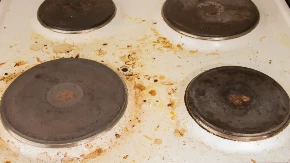 Rešite se masnih fleka sa šporeta: Treba vam jedan predmet koji imate u kući i ringle će blistati kao nove